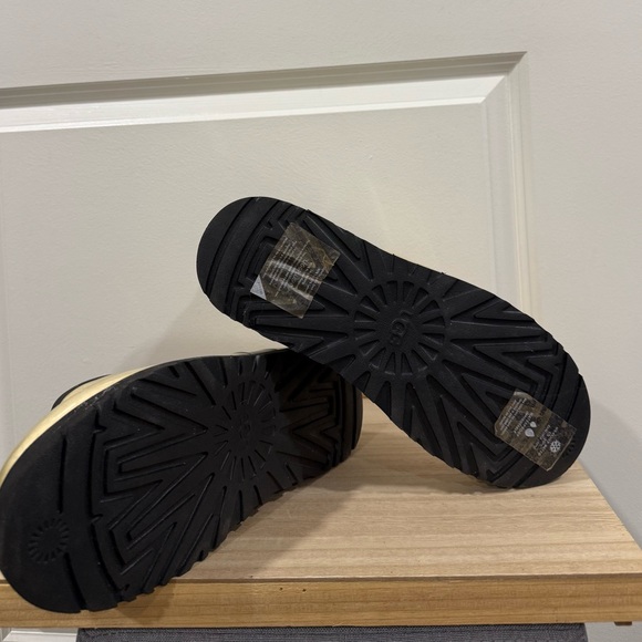 UGG Women’s Waterproof Ankle Boots Shearling Lined Clear Size 11 - Picture 6 of 8